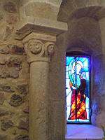 La Chapelle-sous-Dun - Chapelle romane - Vitrail et chapiteaux